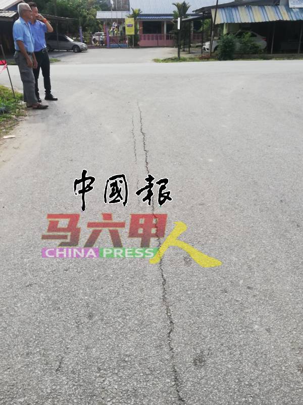 浮罗加东都浪达因路口路面下沉和出现裂痕。