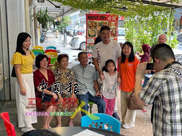 来自世界各地的王氏宗亲难得相聚,特意合影留念,定格这份珍贵的亲情时光。