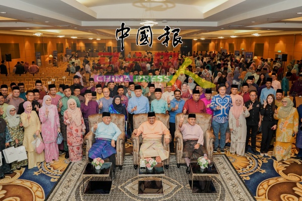 出席常月集会的公务员及嘉宾,坐者左起为依布拉欣都仑、阿都拉勿及阿兹哈。