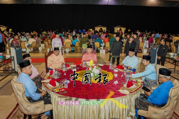 嘉宾与出席者一起开斋,前排左3起为阿都拉勿及甲州元首。