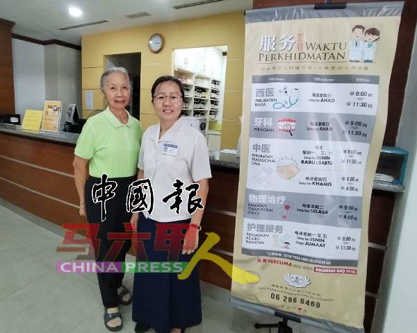 志工刘凤玲(左起)与方莉霞。