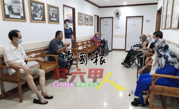 义诊中心的患者涵盖各种族。