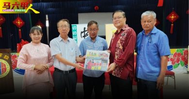 赞助育贤华小17年《中国报》 罗伯庭 冀提升学生阅读素养