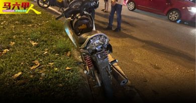 疑红绿灯前被撞 共乘摩哆  妻死夫伤