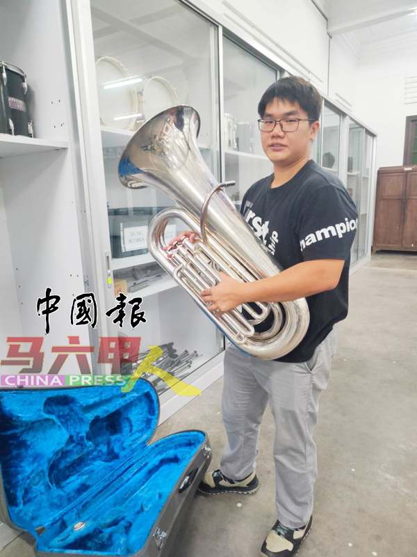 ■刚从台湾毕业回来的李恩泽,担任乐队助教。