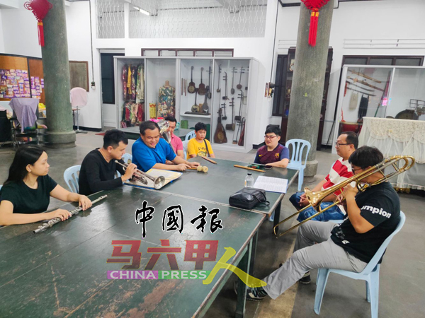 ■成员们互相交流学习,左3为谢伟亮。