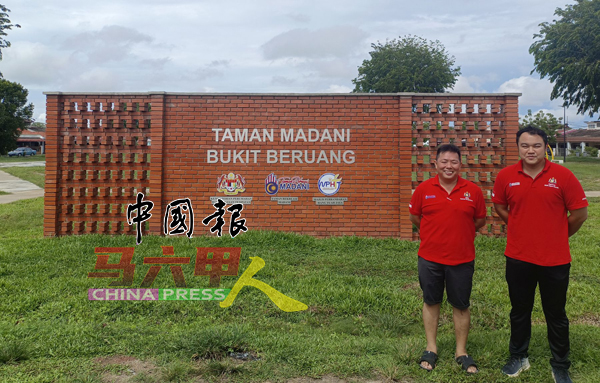 ■郭子毅（右）说，武吉波浪合作花园昌明公园是爱极乐州选区的第五座昌明公园，左为合作花园乡委会主席刘荣麟。