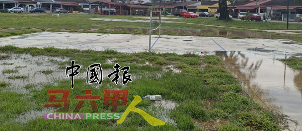 ■下雨时，公园仍有积水，郭子毅将向市议会反映此问题，要求改善。
