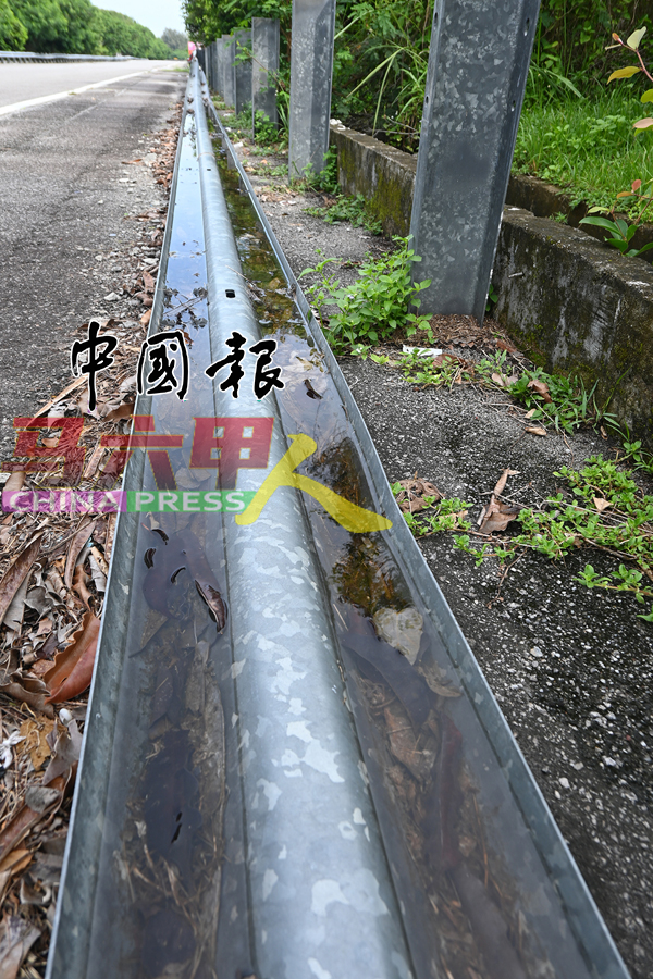 ■护栏凹下部分已积水，令人担心若长期积水，会引来蚊虫滋生。
