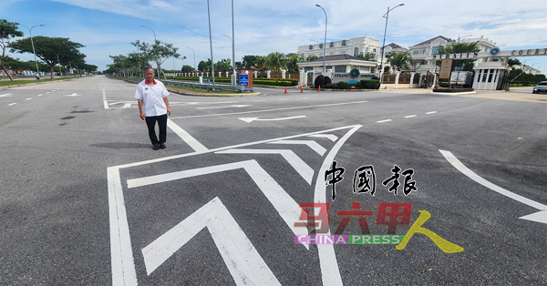 ■海峡庭苑路口处的停止白线，已超出主要大路，两度险些发生意外。