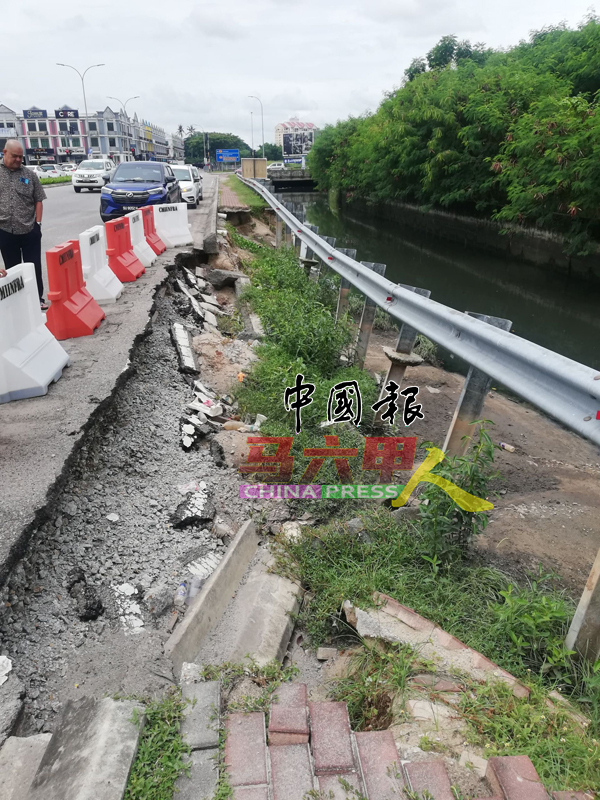 ■甲市柠檬眼通往沿海大道的路边人行道塌陷逐渐恶化。