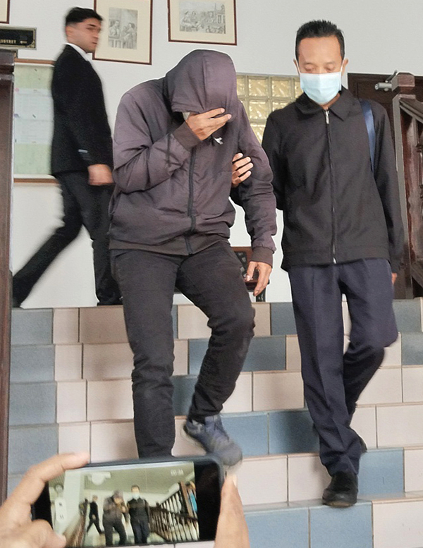 ■被告莫哈末里祖安（左）被反贪会官员带离法庭。