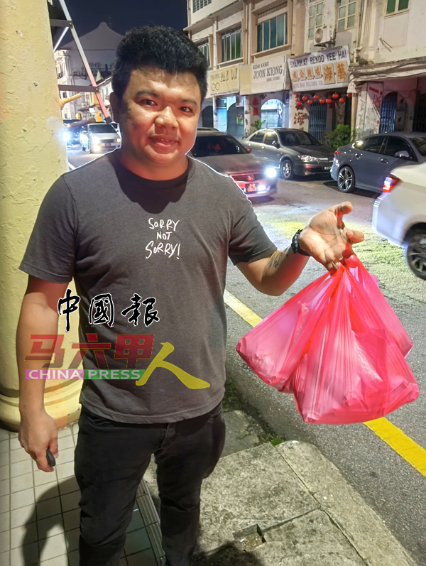 ■陈为斌一口气买了8包蚝煎。