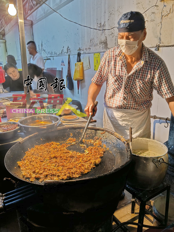 ■70岁的林家鸿，从父兄处接手蚝煎摊已30年。