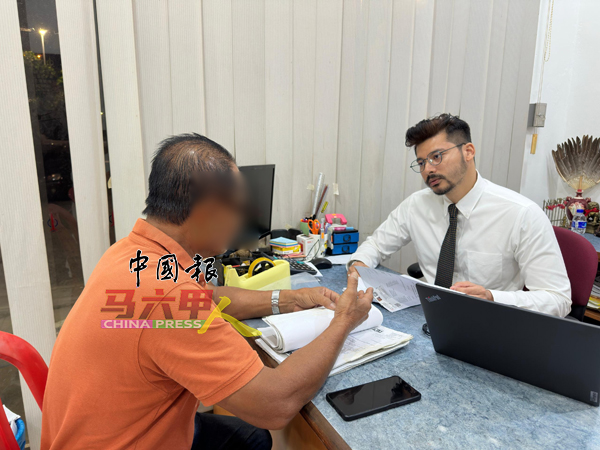 ■法兰西（右）为甲州民免费提供法律谘询，并协助厘清法律方向。