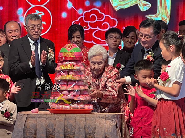 ■林亚砚太夫人在众子孙陪同下，共切寿桃包，喜迎百岁荣寿。
