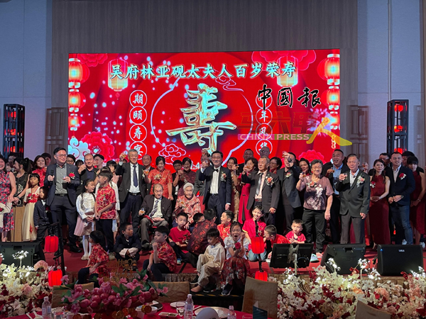 ■林亚砚太夫人子孙向来宾敬茶，以表敬意与感谢。