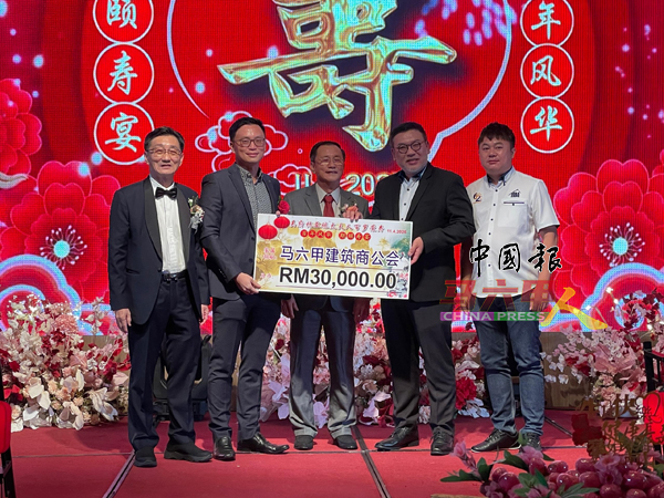 ■马六甲建筑商公会接领3万令吉善款。左起为吴金华、吴俊豪、吴金城、马六甲建筑商公会主席拿督林浩然及总务钟栋耀。