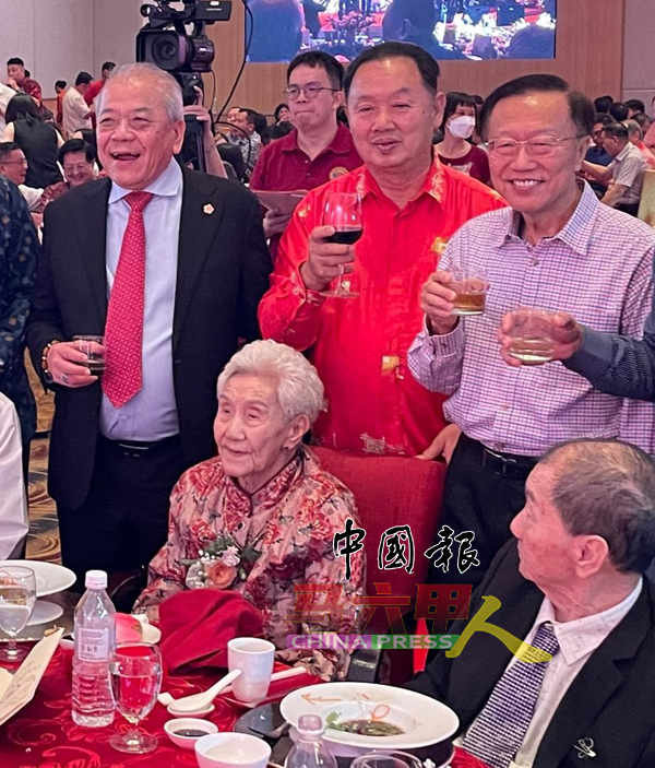 ■吴添泉（站者左起）、马金福及林为鹤，齐向林亚砚太夫人（坐者左）献上生日祝福。