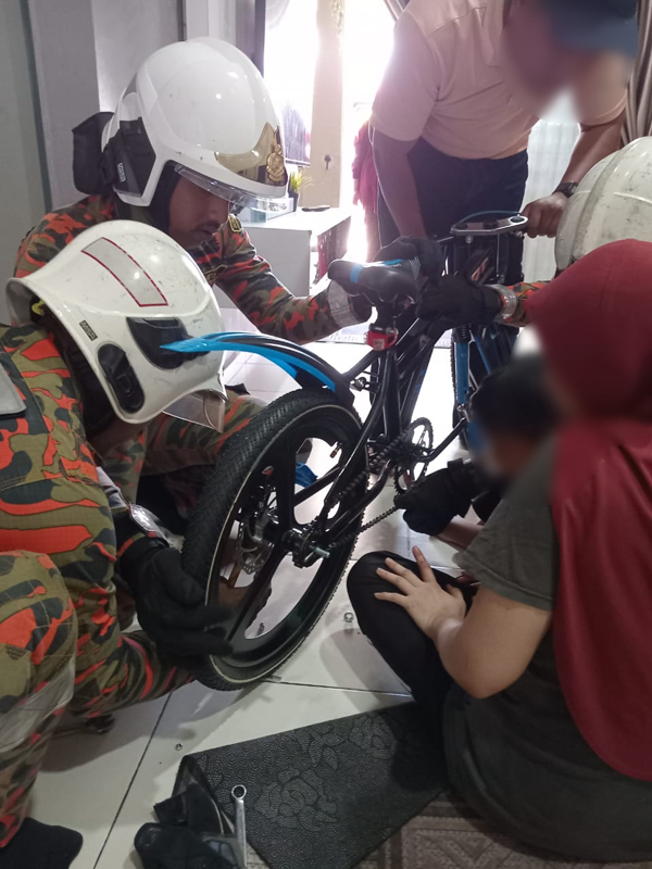 消拯员协助一对左手食指被卡在脚车链条中的母子。（图由甲州消拯局提供）