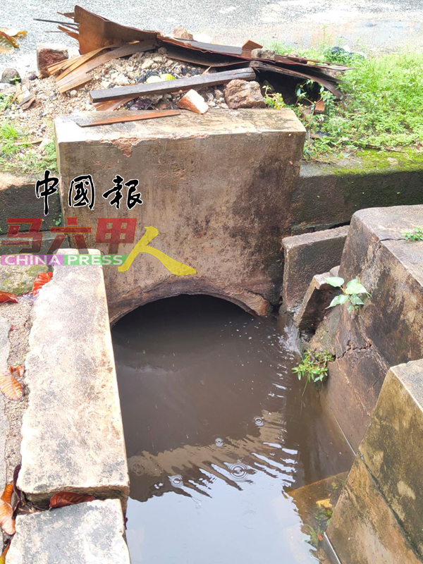 ■查希8路通往6路之间的横巷沟渠在大雨时，前半段的沟渠排水速度似乎较慢，可见水位达涵洞的80%高度。