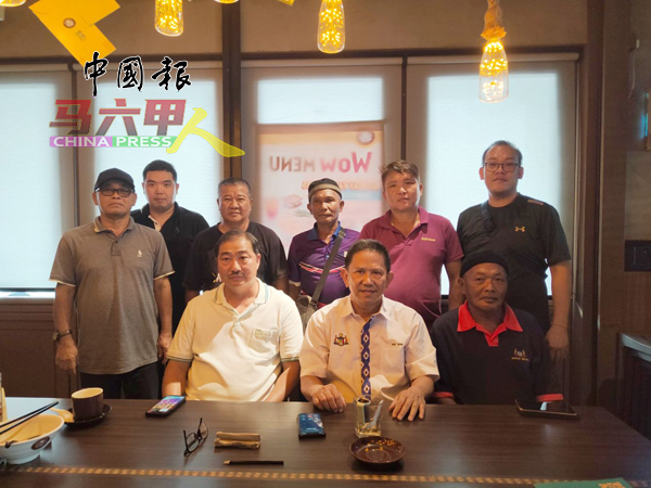 ■魏世德(坐者中)在众支持者陪同下召开记者会,指本身已就选举成绩做出上诉。■魏世德(坐者中)在众支持者陪同下召开记者会,指本身已就选举成绩做出上诉。