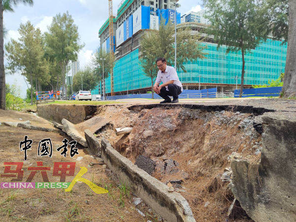 ■刘志俍察看崩塌的人行道。