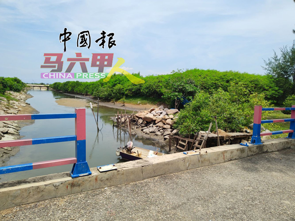 ■桥身一截栏杆不翼而飞，非常危险。