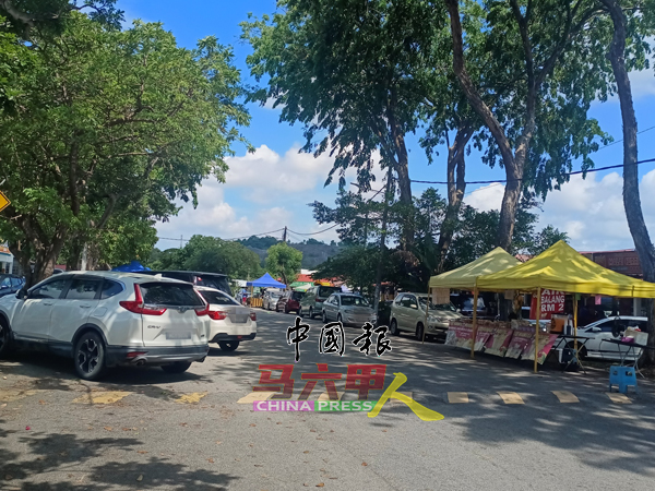 ■大路旁也有小贩摊位，还有停放的车辆，交通繁忙时段，加剧拥堵。