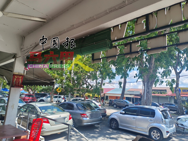 ■在午餐高峰时段，两侧常有车辆泊车，仅剩一辆车通行的空间。