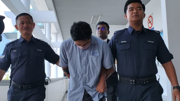■35岁被告（前排左2）被押离法庭。后为其代表律师陈造定。
