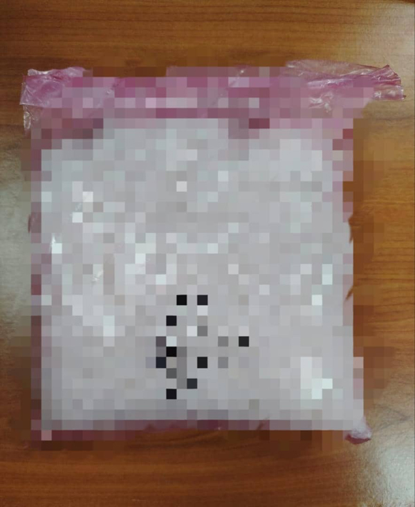 警方在轿车上起获800克，疑似冰毒的毒品。（图由警方提供）