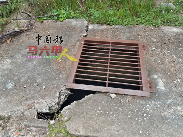 ■洋灰沟逐步出现裂缝，随时可能坍塌。