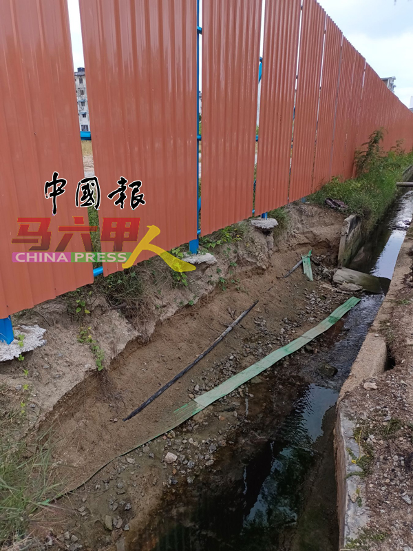 ■沟壁倒塌，沟渠已经变形，可能影响排水功效。