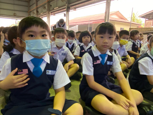 武吉波浪华小学生佩戴国旗扣章，以身为马来西亚人为荣。