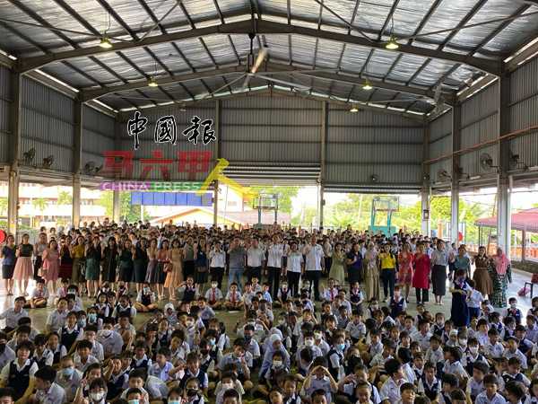 武吉波浪华小师生与家协代表，在校方举办的佩戴国旗扣章推介礼上大合照。