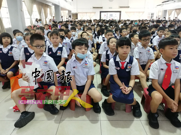 马六甲晋巷小学的学生，每人获分配两个国旗徽章。