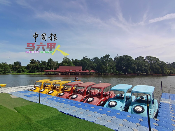 ■爱极乐湖的水上活动，每逢周末日及假期，吸引许多人前来体验。