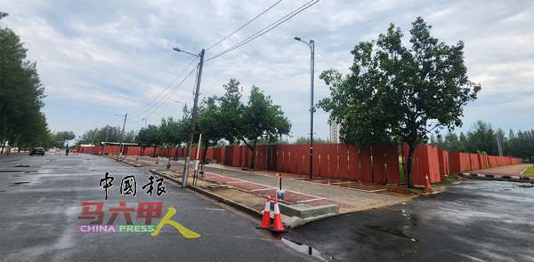 ■蔡求伟建议市政厅聘请画家在重建工地的围篱处作画，通过壁画吸引更多人拍照打卡。