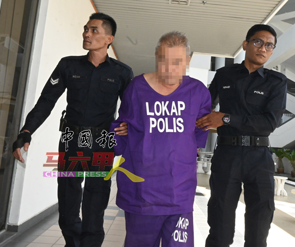 ■涉嫌非礼10岁女童的嫌犯（中），被警方押上法庭申请延长扣留令7天。