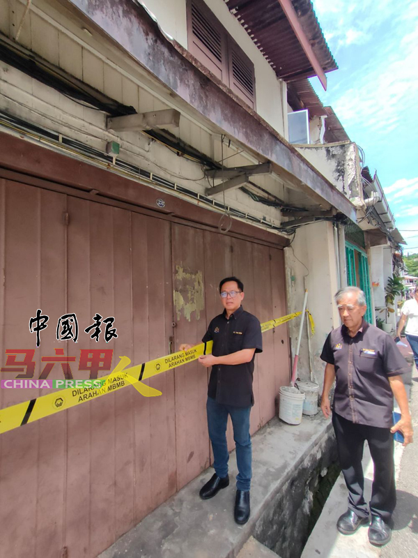 ■刘志俍（左）怒轰市政厅建筑屋管制局与世遗小组失责，让老屋被非法改造。右是陈劲源。