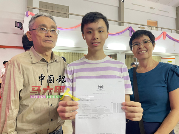 ■张正颖考获全科A+，并与父母张享裕（左）及马秀莉（右）分享喜悦。