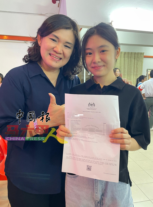 ■考获全科A+的陈力嘉（右）与母亲廖淑玲。