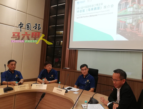 ■戴良麟(右)在会上汇报进博会详情,左起姚玉辉、曾华金及孙栋樑。