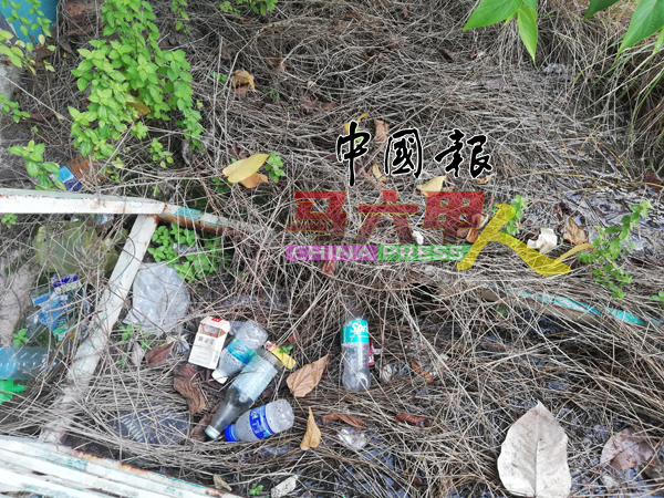 学校范围内堆满垃圾。