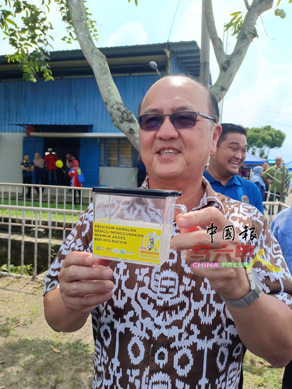 ■魏喜森释放带有沃尔巴克氏菌的蚊子。