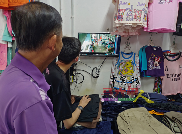 ■店家事后查看闭路电视拍摄小偷作案的片段