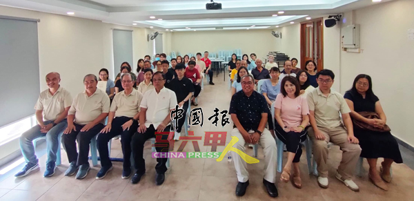 ■马六甲区“华总-Carlsberg教育助学金”受惠学生及家属代表与甲华堂职要。前排左起罗宪彪、李荣双、萧汉昌、卓正豹、谭保同、黄明芳及吴汉坤等。