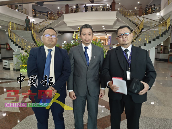 ■3名反对党议员集体离席,以示抗议,左起为阿里菲、亚迪兹及贾拉尼。