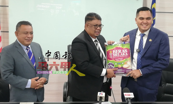 ■阿都拉勿(左2起)与莫哈末阿克马介绍马六甲米。左是阿兹哈。